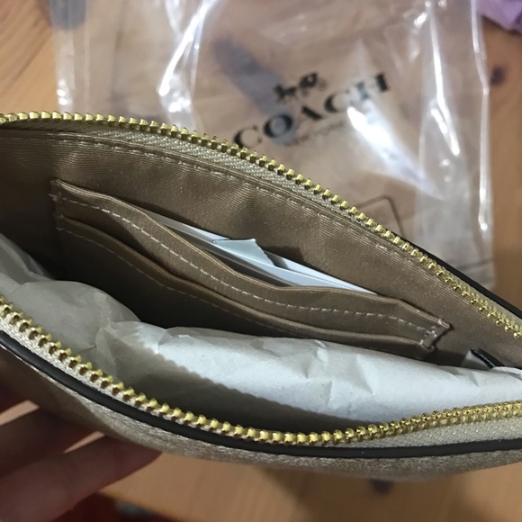 🥰 Corner Zip Wristlet In Signature Canvas With Heart Print - Picture 10 of 10